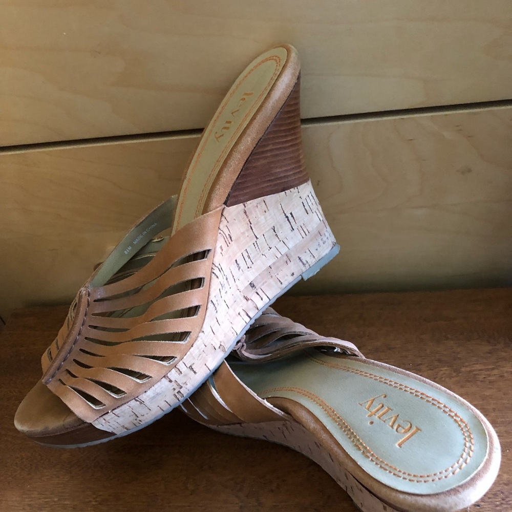 Levity Strappy Leather Wedges, size 9